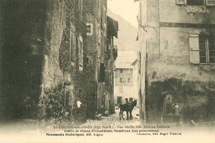St-ETIENNE-sur-TINEE (Alp. Marit.) - Une Vieille Rue. Station Estivale Centre de réseau d'excursions. Nombreux lacs poissonneux. Monuments Historiques. Alt. 1141m