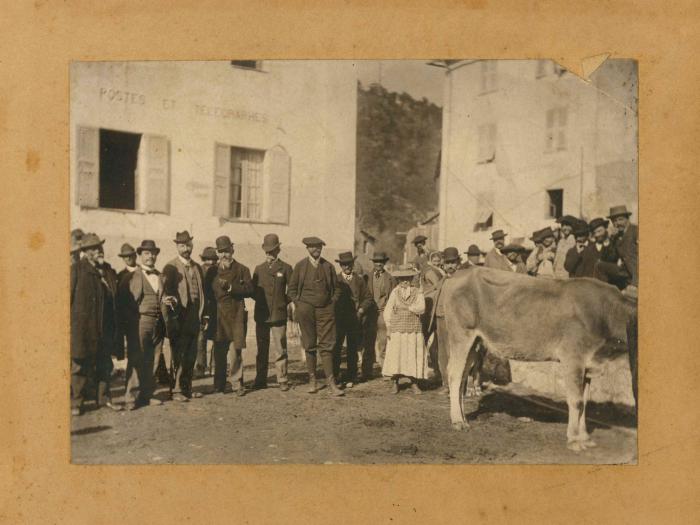 Saint-Sauveur-sur-Tinée, la place et en arrière-plan la Poste