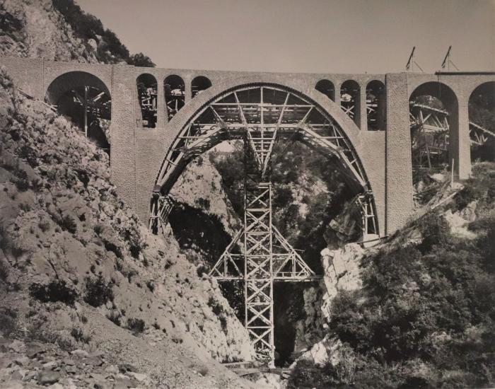 Viaduc d'Erbossiera grande arche surhaussée de 36m00 d'ouverture au kil. 18-600