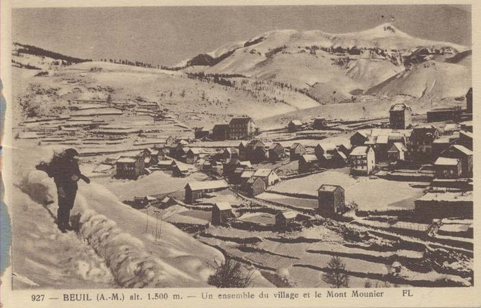927 - Beuil (1500m) (A.-M.) un ensemble du village et le mont Mounier