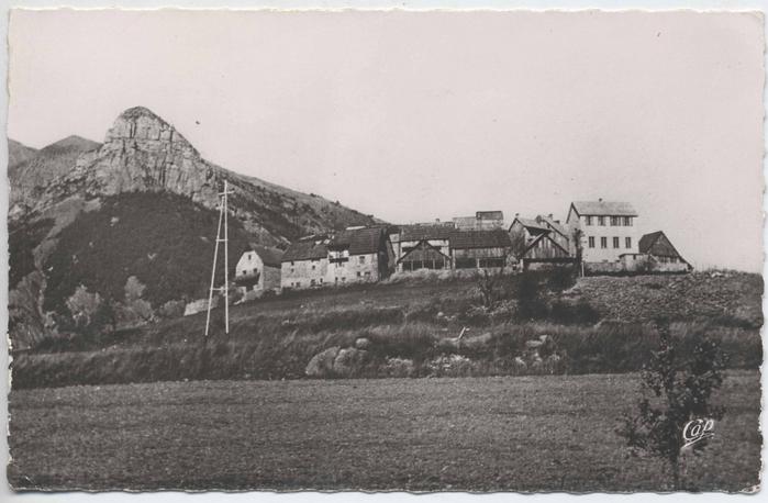 Chateauneuf-D'Entraunes (A.-M.) alt. 1293m) Vue prise du Coni . Au fond le Collet de Sen