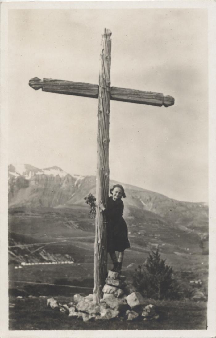 L'ancienne Croix de Valberg (alt. 1830m) devant le Mont Mounier