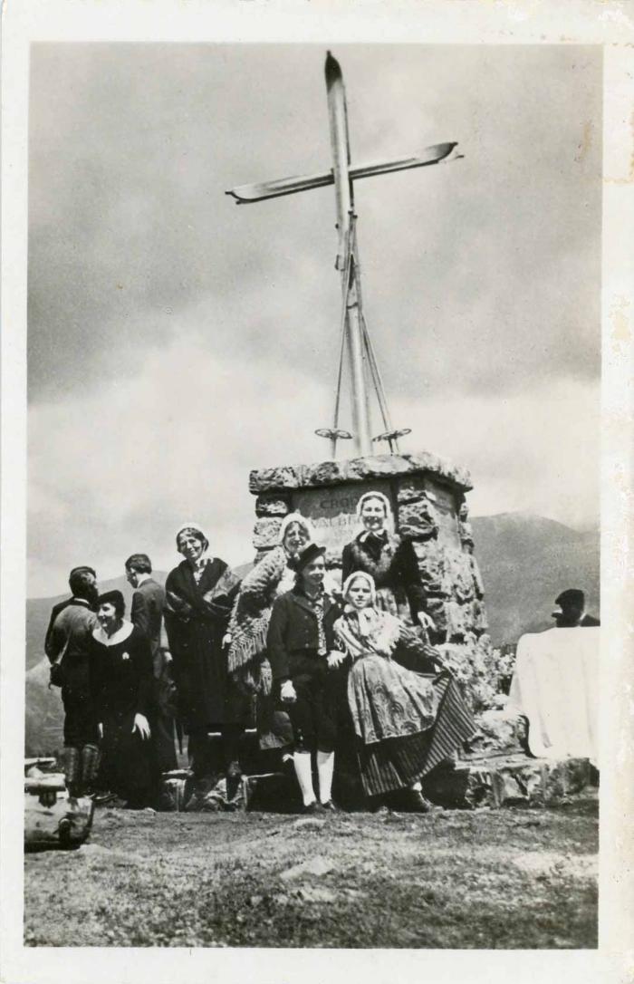 [Femmes costumées, Croix du Sapet, Valberg.] 